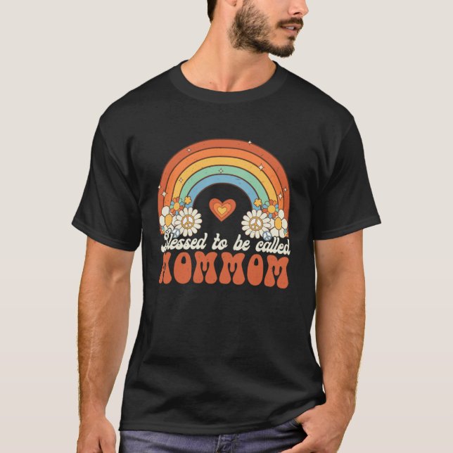 Blessed To Be Called Mommom Groovy Rainbow Mothers T Shirt (Framsida)