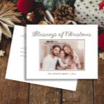 Blessen med Helgdag Julmodern foto Helg Vykort<br><div class="desc">Modern,  minimalistisk julvykort med brun text på vit bakgrund. Texten säger: "God jul". Anpassa med din familj namn och året på framsidan,  och ditt adress och personliga budskap på baksidan. Kontakta oss om du behöver hjälp med anpassning eller om du vill be om matchning eller samordning av produkter.</div>