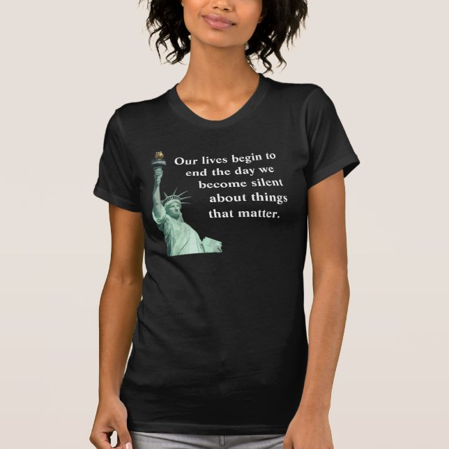 Bli aldrig tyst om sak. t shirt (Framsida)