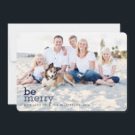 Bli glad i blått julkort två<br><div class="desc">Ett modernt God jul i coolans blå nyanser skickar avslappnad contemporary hälsning att "vara glad" till familj och vänner i detta dubbla-sidiga fotokort. Två stora storleka foton av din familj, både framtill och baktill, gör det mesta av detta rundade hörnplatta kort med typografi av snyggten trendig som skapar en ren,...</div>