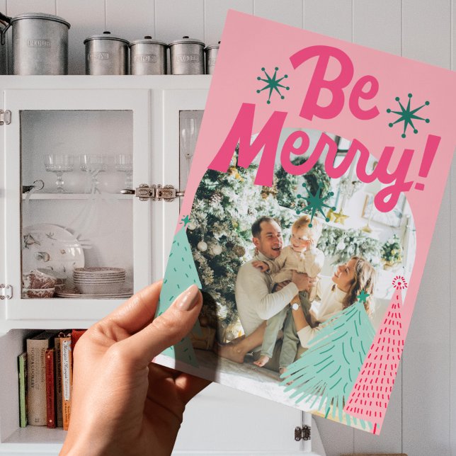 Bli glad Träd-foto med-skript med Rosa Helgkort (Send cheer with this bold and playful holiday card featuring a bright pink background.)