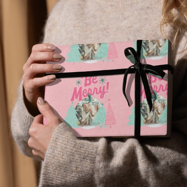 Bli glad Träd-foto med-skript med Rosa Presentpapper (Send cheer with this bold and playful holiday wrapping paper!)