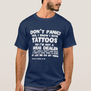 Bli inte panik! Jag vet att jag har tatueringar T- T Shirt