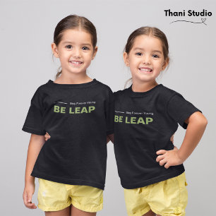 Bli läder för unga enkla typografer t shirt