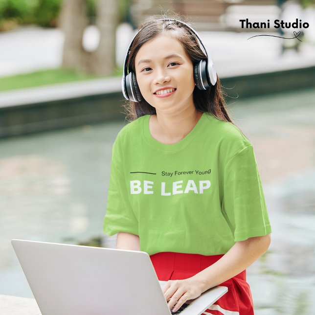 Bli läder för unga enkla typografer t shirt (Skapare uppladdad)