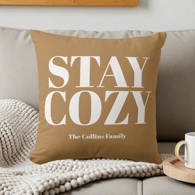 Bli Mysigt Anpassningsbar för fixeringstyp vit Kudde (Brown Stay Cozy Festive Typography Custom White Throw Pillow)