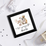 Bli själv - bild av vattenfärgen Puppy Minnesask<br><div class="desc">Förtjusning i presentboxen "Be Yourself Bulldog Watercolor Puppy Illustration", med en bra illustration av en bulldog-valp som står bredvid en postlåda med mjuka vita ballonger som kommer från den. Den här fantastiska scenen, komplett med en gåva, gör den till ett perfekt tillägg till vilket förskolsrum som helst, perfekt för hundälskare....</div>