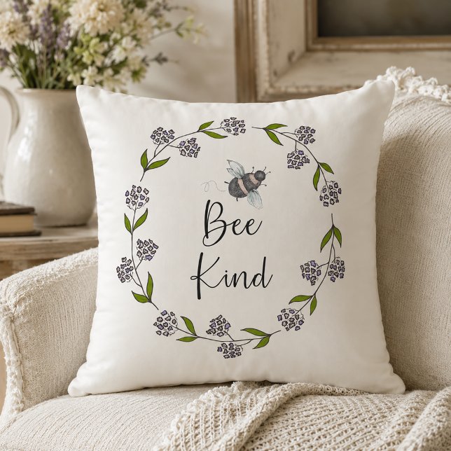 Bli Snäll Blomsterkrans Kudde (Bee Kind Pillow)