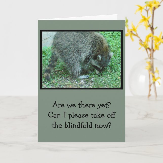 ’BLINDFOLTED’ RACCOON/HUMOROUS BIRTHDAY ÖNSKEMÅL KORT (Gul blomma)
