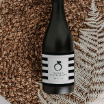 Bling Ring | Etiketter för Bachelorette Party Vin<br><div class="desc">Skål,  vadar! Fira din bachelorettfest,  hönatt eller bachelorette helg med personlig vin flaskor med hjälp av dessa söta och chic etiketter. Utformningen har en fetstilt,  svart och vit,  strimlad bakgrund,  en bild av diamanten ring och en bild av ljusstark rosa. Anpassa med bruden till namn och party.</div>