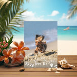 Blinka genom att köra Helgdag Sand Beach Hund Julkort<br><div class="desc">Det går också att kasta genom sanden i handskrivet skript av avslappnad stil i redigerbart färger,  tass färg är också redigerbart. Bakre färg är också valfritt. Lägg till text efter behov.</div>