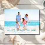 Blinka genom fotona för Sand Beach Julkort<br><div class="desc">Det här "Dashthrough the Sand"-helgdag är ett roligt sätt att önska familj och vänner ett mycket God jul! Framsidan av kortet har ditt favoritbadfoto tillsammans med din personlig hälsning och namn. Kortets baksida har en stjärnfisk mönster på vattenblått.</div>