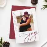 Blinka skript | Joy | Lodrät Photo Julkort<br><div class="desc">Ett modernt kort med elegant och helgdag som innehåller ett lodrät- eller porträtt-orienterat foto som accentueras med tunt lodrät rand. "Joy" visas nedanför i avslappnad-handskrivna skripttypografi. Anpassa med din anpassningsbar Julhälsningar,  namn och året. En chic och ett modernt minialistiskt val för dina julkort 2021.</div>