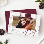 Blinka skript | Joy | Vågrät Photo Julkort<br><div class="desc">Ett modernt kort med elegant och helgdag som innehåller ett vågrät- eller landskapsinriktat foto som är accentuerat med tunt lodrät rand. "Joy" visas nedanför i avslappnad-handskrivna skripttypografi. Anpassa med din anpassningsbar Julhälsningar,  namn och året. En chic och ett modernt,  minimalistiskt val för dina julkort 2021.</div>