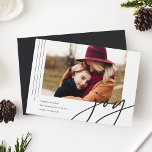 Blinka skript | Joy | Vågrät Photo Julkort<br><div class="desc">Ett modernt kort med elegant och helgdag som innehåller ett vågrät- eller landskapsinriktat foto som är accentuerat med tunt lodrät rand. "Joy" visas nedanför i avslappnad-handskrivna skripttypografi. Anpassa med din anpassningsbar Julhälsningar,  namn och året. En chic och ett modernt,  minimalistiskt val för dina julkort 2021.</div>