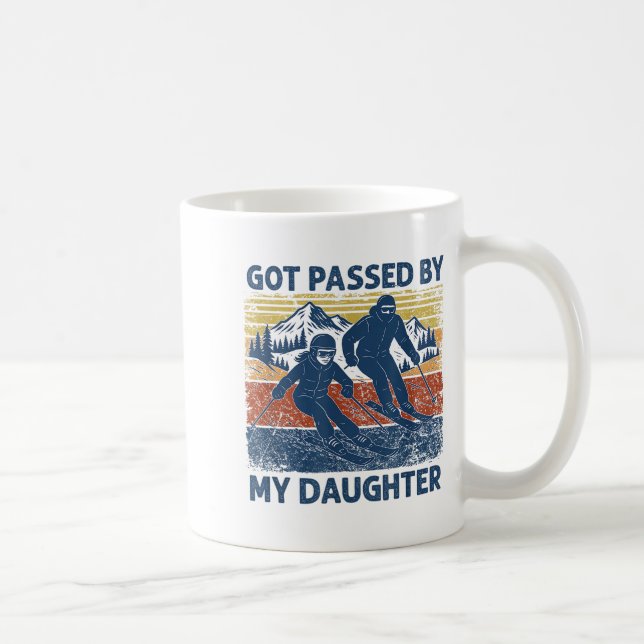 Blir passerad av min dotter rolig skidåkning  kaffemugg (Höger)