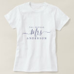 Blivande fru Chic Script Anpassat namn Brud att va T Shirt<br><div class="desc">Blivande fru modern och stilren anpassad namnskylt med texten Fru i marinblå elegant script kalligrafi. Lägg bara till det gifta namnet på bruden och den perfekta bröllopsgåvan är redo för dig att ge. Exklusivt designad för dig av Happy Dolphin Studio.</div>