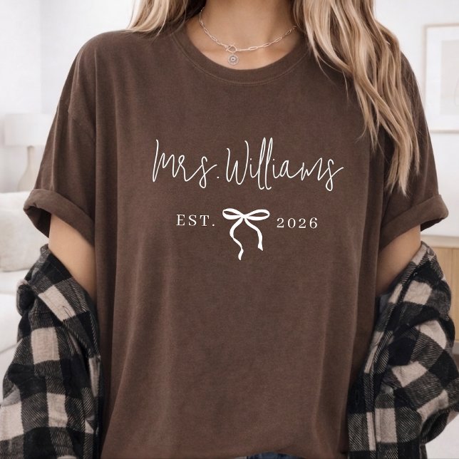 Blivande fru | Elegant skript skräddarsytt gåva in T Shirt (future mrs honeymoon shirt gift, engagement gift shirt for bride, bachelorette party bride shirt)