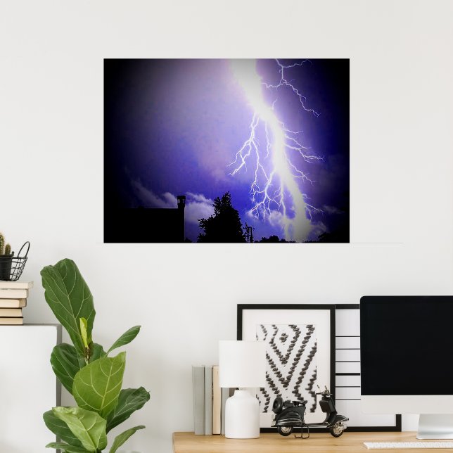Blixt blandat med en mörkblå himmel poster (Hemmakontoret)
