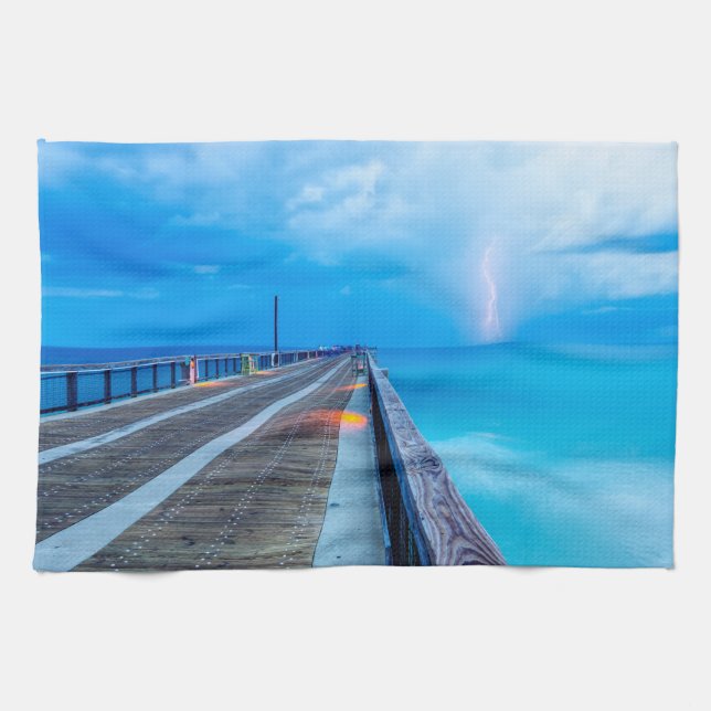 Blixt vid Navarre Beach Pier Kökshandduk (Horisontell)