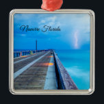 Blixt vid Navarre Beach Pier Ornament<br><div class="desc">Ornament med ännu en blixtstorm över Mexikanska Bukt, Atlanten. Jag tog en promenad ner i Navarra Beach Fishing Pier för att fånga en del av blixten och här är en av mina lyckoskott. Tittar du fler utskrifter eller produkter? Besök gärna min butik: http://www.zazzle.com/timelessmomentsphtgy Det här fotot togs av Jennifer White...</div>