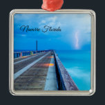 Blixt vid Navarre Beach Pier Ornament<br><div class="desc">Ornament med ännu en blixtstorm över Mexikanska Bukt, Atlanten. Jag tog en promenad ner i Navarra Beach Fishing Pier för att fånga en del av blixten och här är en av mina lyckoskott. Tittar du fler utskrifter eller produkter? Besök gärna min butik: http://www.zazzle.com/timelessmomentsphtgy Det här fotot togs av Jennifer White...</div>