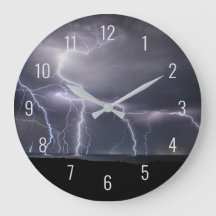 Blixtnedslag Strejka åskväder vid nattlandskap