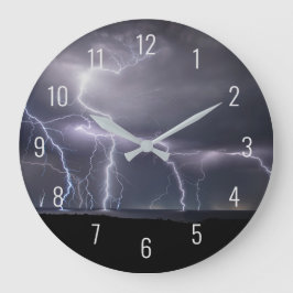 Blixtnedslag Strejka åskväder vid nattlandskap Stor Klocka