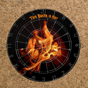 Blixtsnabba Hett Flames på Black Darttavla