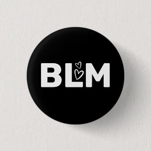 BLM med vit hearts typografi på svart Knapp