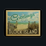 Block Island Beach Vintage resor Magnet<br><div class="desc">I den här vintagen från Blockön finns en sandstrand med vackra turkoshavet vatten och över havet,  ett blå himmel med giftiga vita moln. I vintage resor stil.</div>