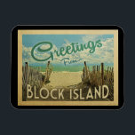 Block Island Beach Vintage resor Magnet<br><div class="desc">I den här vintagen från Blockön finns en sandstrand med vackra turkoshavet vatten och över havet,  ett blå himmel med giftiga vita moln. I vintage resor stil.</div>