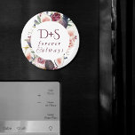 Blodbilder | Moody Rustik Monogram andedräkt Magnet<br><div class="desc">Modern handmålad rik, mörk och moody vattenfärgad blommigt runt ram med parets monogram-initialer för ett modernt romantiskt flair med blommor i burgundy, marsala och vin med plum lila och rosa och persika ro som förnims av botaniskt lagret eucalyptus grönenery och djupa accenter i oliv grönt och violett lila undertoner. Från...</div>