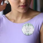 Blöde vara eukalyptus greenery ferns woodland knapp<br><div class="desc">För en möhippa eller en bachelorettfest. Dekorerad med vattenfärgade eukalyptus löv,  grönskogspjäll. Anpassa och lägg till namn i bruden. Med texten: Bride to be. Den ord som ska skrivas med ett modernt handskript i stil med dekorationer.</div>