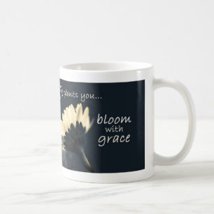 Blom med nådmuggen kaffemugg