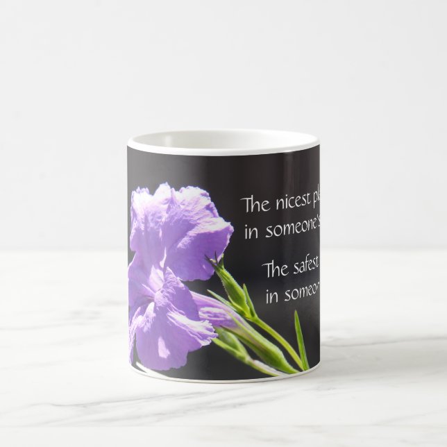 Blom- mugg som förbluffar för att vara i någon (Center)