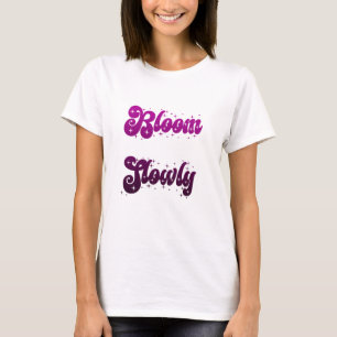 Blom Upp Langt Kvinnlig Lila Typografi Design 🌸 T Shirt