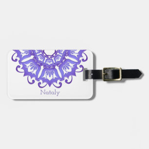 Blom- violett mandala. Namn Bagagebricka
