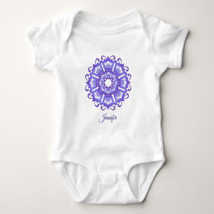Blom- violett mandala. Namn Tee