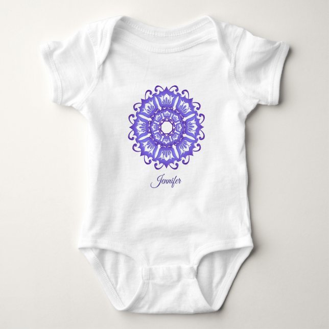 Blom- violett mandala. Namn Tee (Framsida)