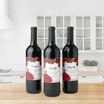 Blomblommor från Bachelorette-partiet Vinflaska Etikett<br><div class="desc">En vit bakgrund med faux sparkles,  en röd klänning och röd ros,  blommigtar. Anpassa och lägg till ett namn och ett datum.</div>