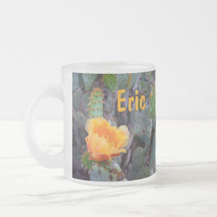 Blomfoto av orange, prickly pear opuntia cactus frostad glasmugg