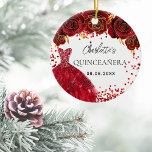 Blomkårrött blommor julgransprydnad keramik<br><div class="desc">För en Quinceañera,  15:e födelsedagsfesten. En vit bakgrund med rödkonfetti,  en klänning och röd ros,  blommigtar. Namn är skrivet med ett modernt handskript i stil. Anpassa och lägg till namn och datum.</div>