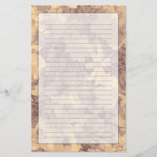 Blomma- och lövkamouflagemönster på beige brevpapper