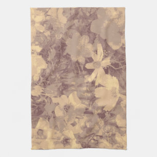Blomma- och lövkamouflagemönster på beige kökshandduk