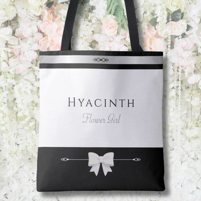 Blomma present till flicka | Minimalistisk lyxig h Tygkasse (Sweet personalized Flower Girl gift tote bag with luxury typography against a white floral wall)