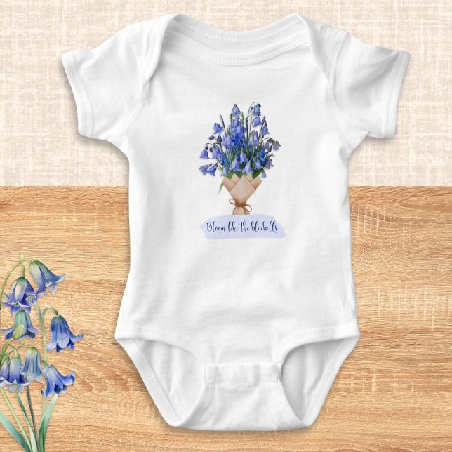 Blomma som de vackra blå klockorna t shirt (A cute baby bodysuit with bluebells picture and 'Bloom like the bluebells' wording)