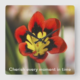 Blomma som ska är cherisheds fyrkantig klocka