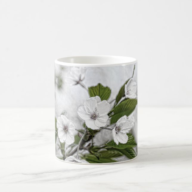 Blommande gren av körsbärsträd i fruktträdgård kaffemugg (Center)