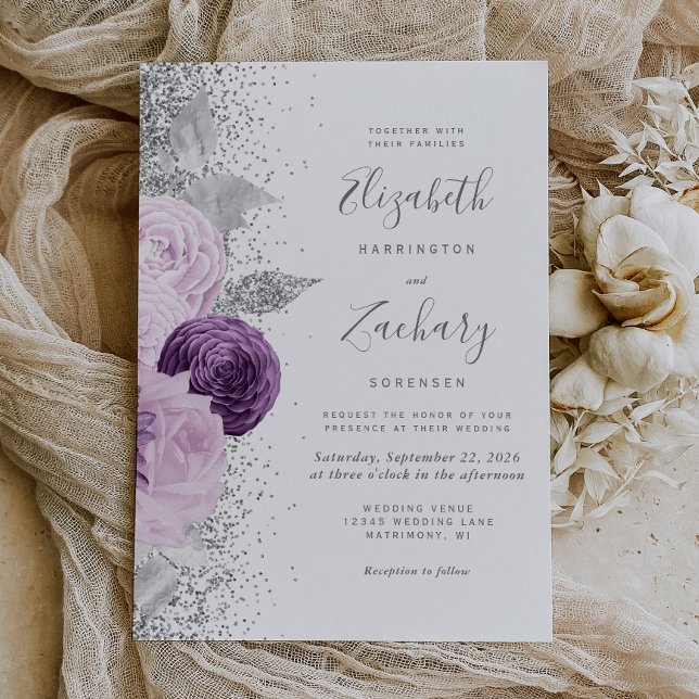 Blommande lila silverglitter vit bröllop inbjudningar (An elegant choice for a wedding with a purple and silver color palette.)